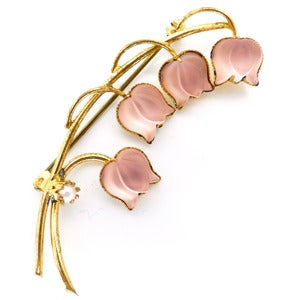 Image of Vintage Frosted Pastel Pink Floral Tulip Glass Gold Tone Sweetheart Pin Brooch