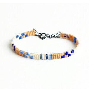 Image of Armbånd. Blå//lysebrun//creme.