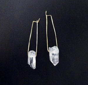 Image of IRIS'S HEART WANDERED - earrings (white quartz)