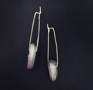 Image of IRIS'S HEART WANDERED - earrings (iridescent quartz)