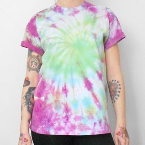 Image of Tie Die Galaxy Swirl T-Shirt Green & Pink