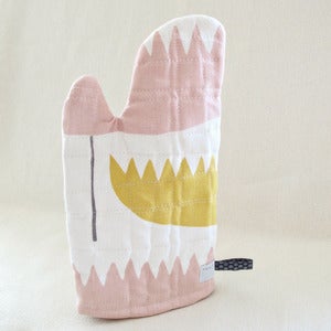 Image of kitchen mitt . tuulip . NEW