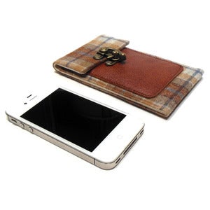 Image of Smartphone wallet - brown and blue plaid