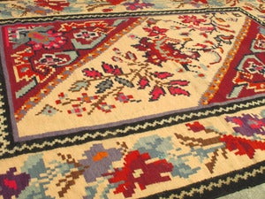 Image of Tapis caucasien aux touches fuchsia