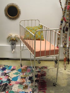 Image of Lit vintage pour bébé en métal / vintage crib for your baby 