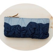 Image of roundy-bottomed tough ruffles zipper purse in grey + navy