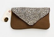 Image of the summer snap clutch (leopard)