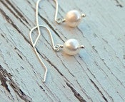 Image of Lonely Pearl earrings