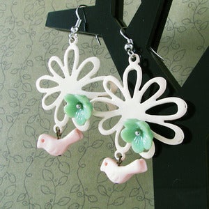 Image of vintage flowers n' dove earrings