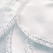 Image of Faldón y babero clásico blanco