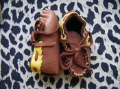 Image of yellow zig zags/brown leather