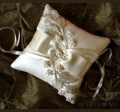Image of Creme de la Creme Leaf Ring Pillow