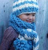Image of Ensemble (bonnet & écharpe à pompons)