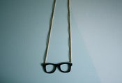 Image of glasses necklace / colgante gafas