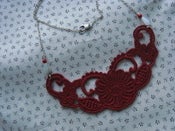 Image of Collier en dentelle rouge cerise