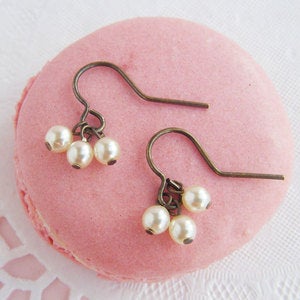 Image of Tiny cluster earrings - cream