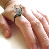 Image of LOVELY LITTLE SKULL RING 