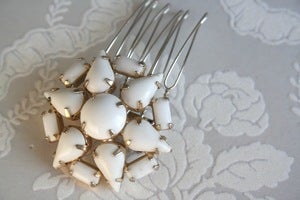 Image of vintage milk glass bridal hair comb : piece 011