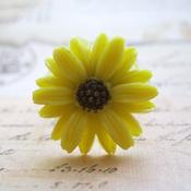 Image of Yellow Daisy Sunflower Vintage Cabochon Ring