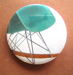 Image of BADGE MOTIF CHAISE EAMES 38 mm diamètre REF.514