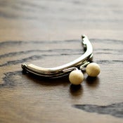 Image of Purse Frame : Ivory Bauble : 3" x 2 3/8" Curved
