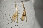 Image of Oorbel Yz'bel goud met beige roosje