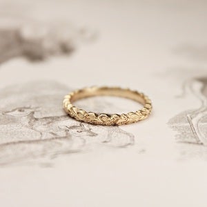 Image of 18ct gold 2mm laurel leaf 