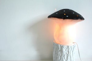 Image of Lampe veilleuse champignon rouge ou noir.