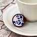 Image of Bague vintage ronde en faïence avec un motif des roses