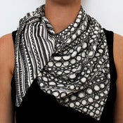Image of Organic Cotton Knit Triangle Scarf - Geo