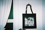 Image of vu de l'extérieur tote