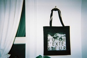 Image of vu de l'extérieur tote