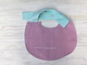 Image of bib "latte + biscotti" rose