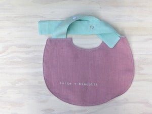 Image of bib "latte + biscotti" rose