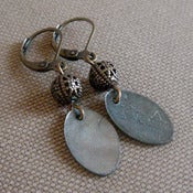 Image of EARS - boucles d'oreilles nacre noire