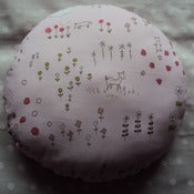 Image of Coussin rond " Biche & fleurs " Dos Rose