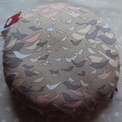 Image of Coussin rond " Oiseaux Alexander " Dos Gris