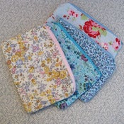 Image of Vintage floral zip purse