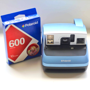 Polaroid one600 camera + 600 film (10 photos)