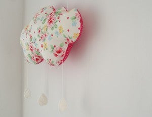 Image of *DE RETOUR*Grand Mobile "OH Nuage" Rosaly Gouttes en crochet