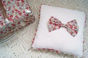 Image of Coussin Noeud Liberty Rouge By Mimosette