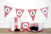 Image of XOXO bunting (red)