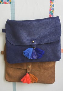 Image of Polder Pochette Blue irisée à pompons 