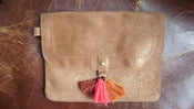 Image of Polder pochette rouille irisée à pompons