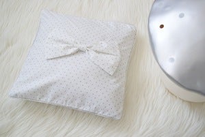 Image of * NOUVEAU* Housse de coussin Noeud blanc pois irisé argent