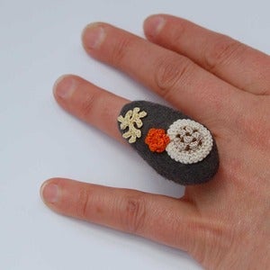 Image of Felt stone ring with three lichens