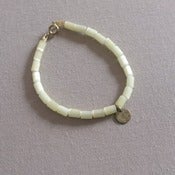 Image of BRACELET - perles jaune clair et pastille métal
