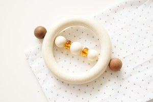Image of * DE RETOUR* Hochet bois naturel & Ambre normes CE + pochon