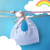 Image of Babero clásico celeste con florecitas