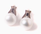 Image of Natural Pearl Clip-on Earrings